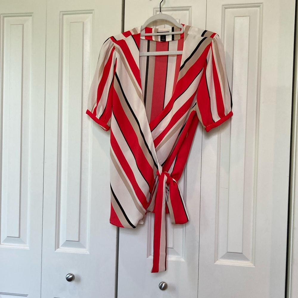 NWOT Halogen wrap top. Size M.